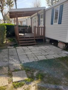 Το κτήριο όπου στεγάζεται  το κάμπινγκ