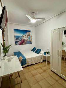 een slaapkamer met een bed en een schilderij aan de muur bij Apartamento en el Parque in Ontinyent