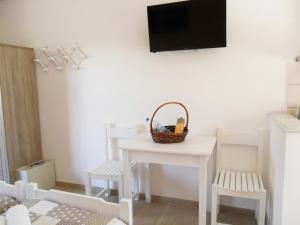 TV a/nebo společenská místnost v ubytování Marilena Apartments & Studios