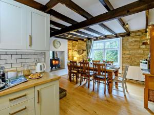 Una cocina y un comedor con mesa y sillas. en 4 Bed in Whitby G0040, en Whitby