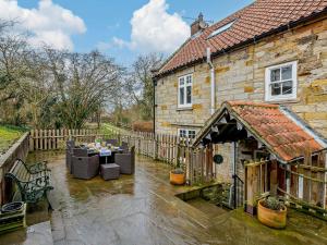 Una casa con una mesa y sillas delante de ella. en 4 Bed in Whitby G0040, en Whitby