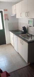 Kuchyň nebo kuchyňský kout v ubytování Serra e Mar