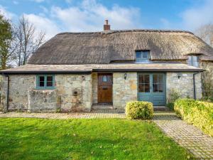 an old stone house with a thatched roof at 3 Bed in Niton 93697 in Niton