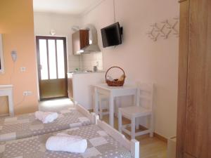 Postel nebo postele na pokoji v ubytování Marilena Apartments & Studios