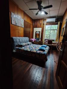 Postel nebo postele na pokoji v ubytování Sepilok Hideaway Guest House