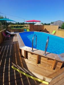 Bazén v ubytovaní CHALET CAMPAGNE - Climatisé - Les Belles Ouvrières alebo v jeho blízkosti