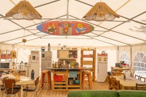 a tent with a kitchen and a dining room at Le Spot Saint-Trojan in Saint-Trojan-les-Bains