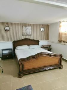 Ένα ή περισσότερα κρεβάτια σε δωμάτιο στο Sunny Seaside Home