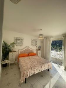 une chambre avec un lit avec des oreillers orange dans l'établissement A due passi dal mare, à Oliveri