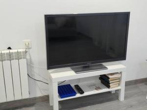 Μια τηλεόραση ή/και κέντρο ψυχαγωγίας στο Apartamento de 2 dormitorios en León