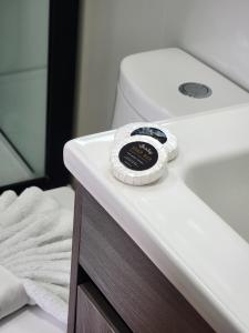 a remote control sitting on top of a bathroom sink at Zurban Travelers in Paraíso +9 photos
