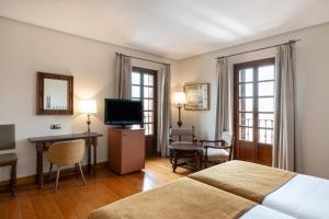 Televízia a/alebo spoločenská miestnosť v ubytovaní Parador de Calahorra
