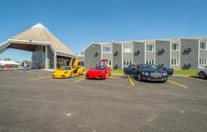 grupa samochodów zaparkowanych na parkingu w obiekcie Grand Marshal Inn w mieście Hythe