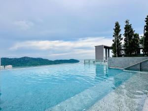 Bazén v ubytování Iconic Regency bayan lepas 42 skypool airport usm 9pax nebo v jeho okolí