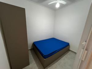 a small room with a blue bed in the corner at Chalé Maresia Maranduba in Ubatuba +16 photos