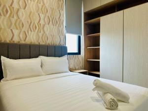 Postel nebo postele na pokoji v ubytování Iconic Regency bayan lepas 42 skypool airport usm 9pax