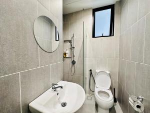 Koupelna v ubytování Iconic Regency bayan lepas 42 skypool airport usm 9pax