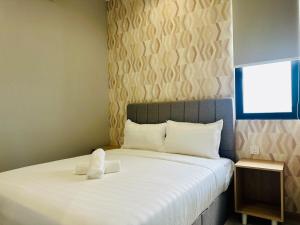 Postel nebo postele na pokoji v ubytování Iconic Regency bayan lepas 42 skypool airport usm 9pax