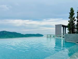 Bazén v ubytování Iconic Regency bayan lepas 42 skypool airport usm 9pax nebo v jeho okolí