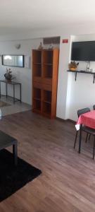 TV a/nebo společenská místnost v ubytování Serra e Mar