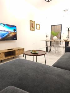 een woonkamer met een bank en een tafel bij LUX Central in Alexandroupoli