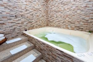 波哥大Hotel Factory Green Bogotá的浴室设有绿色水浴缸