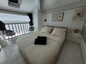 a bedroom with a large white bed and a balcony at Charmant T1 climatisé avec Terrasse & Accès Piscine in Le Lavandou +12 photos