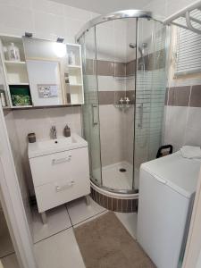a bathroom with a shower and a sink and a toilet at Charmant T1 climatisé avec Terrasse & Accès Piscine in Le Lavandou