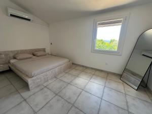 Ένα ή περισσότερα κρεβάτια σε δωμάτιο στο Moderne, climatisé et barbecue privé