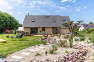a house with a garden in front of it at Maison du Bonheur avec Rivière & Spa, 4 chambres & 2 SDB in Tourville-en-Auge