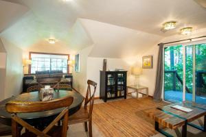 Χώρος καθιστικού στο Harmony Ridge Lodge