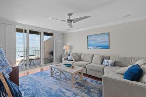 una sala de estar con un sofá y una mesa en Lighthouse Point 325, en Sanibel