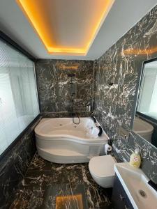 une salle de bains avec baignoire, toilettes et lavabo dans l'établissement Sapanca Villa View Suite, à Sapanca 55 autres photos