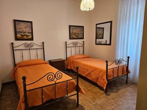 two beds in a room with twoermottermottermott at Cà del Pero - Tre Ville in Preore
