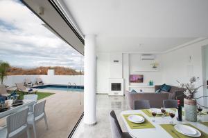 ein Wohnzimmer und ein Esszimmer mit einem Tisch und Stühlen in der Unterkunft Villa Olive Gold, Luxury And Brand New 2Bdr Protaras Villa With Private Pool in Protaras