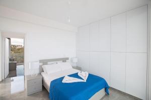 ein weißes Schlafzimmer mit einem Bett und einem Spiegel in der Unterkunft Villa Olive Gold, Luxury And Brand New 2Bdr Protaras Villa With Private Pool in Protaras + 10 Fotos