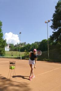 Tennis and/or squash facilities at Villa Maier or nearby