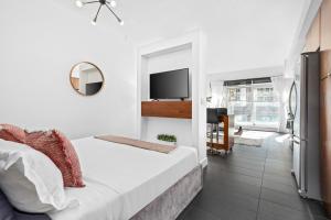 Ένα ή περισσότερα κρεβάτια σε δωμάτιο στο Downtown Condo with Balcony and Free Parking near Gastown for 5 +5 φωτογραφίες