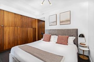 Ένα ή περισσότερα κρεβάτια σε δωμάτιο στο Downtown Condo with Balcony and Free Parking near Gastown for 5