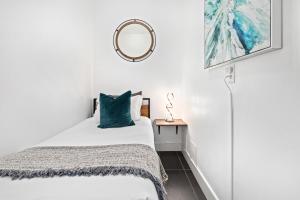 Ένα ή περισσότερα κρεβάτια σε δωμάτιο στο Downtown Condo with Balcony and Free Parking near Gastown for 5