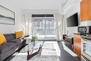 Η κουζίνα ή μικρή κουζίνα στο Downtown Condo with Balcony and Free Parking near Gastown for 5