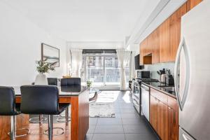 Η κουζίνα ή μικρή κουζίνα στο Downtown Condo with Balcony and Free Parking near Gastown for 5