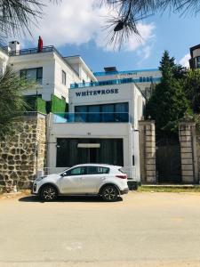 une voiture argentée garée devant un immeuble dans l'établissement Sapanca Villa View Suite, à Sapanca