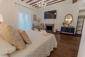 a bedroom with a white bed with two towels on it at La casa del huerto in Caravaca de la Cruz