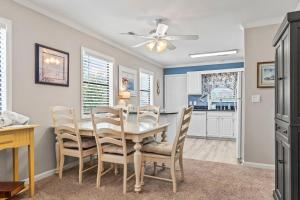 uma cozinha e sala de jantar com mesa e cadeiras em Gorgeous 2 Bedroom Condo for 6! Summer Times Unit 8 em Myrtle Beach