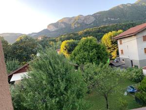 a town with trees and mountains in the background at Appartement 3 pièces dans une maison au calme in Bonneville +7 photos