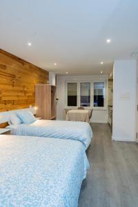 a hotel room with two beds and a kitchen at Pousadas CAMINO de FINISTERRE in Mazaricos