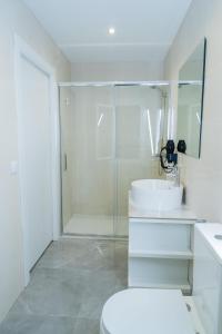 a bathroom with a shower and a toilet and a sink at Pousadas CAMINO de FINISTERRE in Mazaricos +19 photos