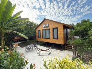 ein kleines Haus mit Hängematte und Terrasse in der Unterkunft Orion Palace in Batumi