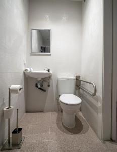 Koupelna v ubytování L'Hostalet GuestHouse